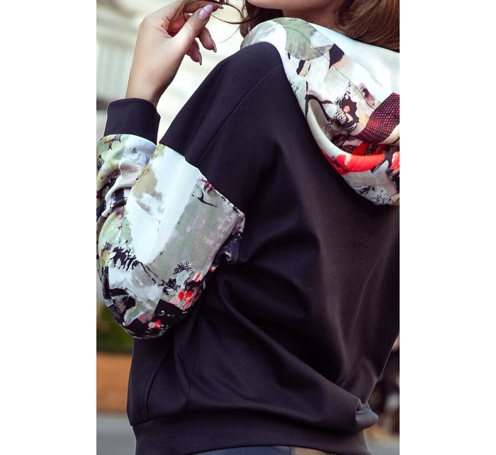 Dámská blůza/mikina s klokaní kapsou a kapucí v černé barvě s barevnými vsadkami 279-3