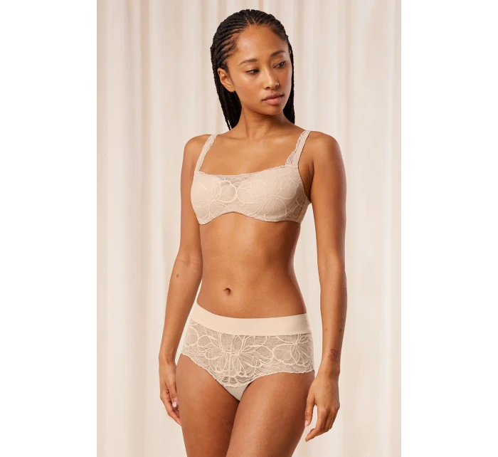 Triumph 10219748 Body Make-Up Illusion Lace Shorty barva:00nz-nude beige Triumph 10219748 Body Make-Up Illusion Lace Shorty barva:00nz-nude beige