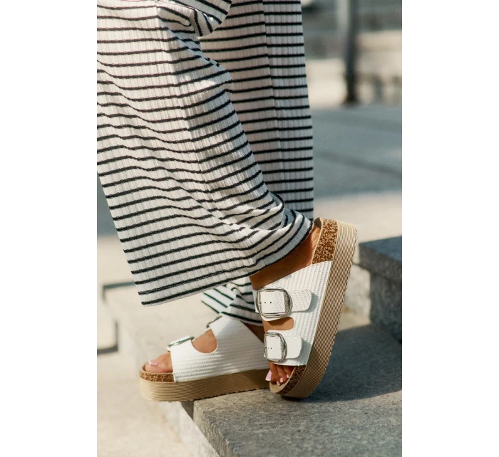 Dámské Pantofle Na Platformě S Přezkami model 21694057 Bílé - Lee Cooper