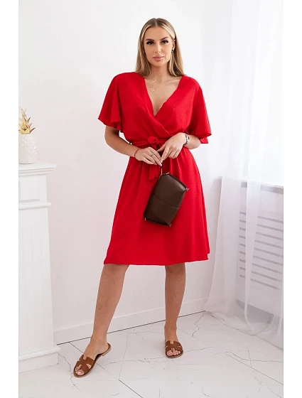 Šaty s model 22250355 výstřihem červený - K-Fashion