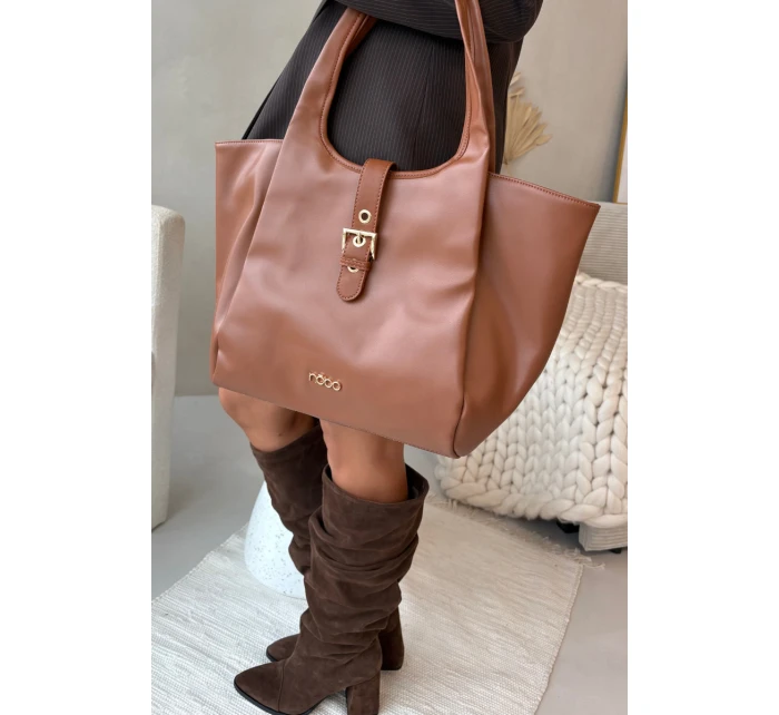 Kabelka s přezkou světle hnědá model 21711823 - NOBO Kabelka s přezkou světle hnědá model 21711823 - NOBO