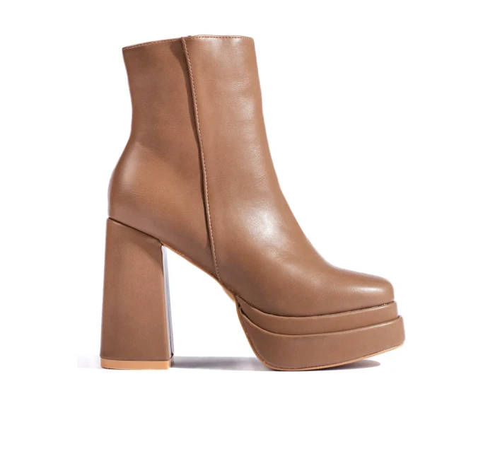 Stylové hnědé dámské kotníčkové boty na širokém podpatku Stylové hnědé dámské kotníčkové boty na širokém podpatku