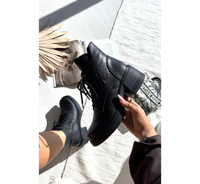 Dámské kožené kotníkové boty na klínku s podšívkou Vinceza 39950 Černé Dámské kožené kotníkové boty na klínku s podšívkou Vinceza 39950 Černé