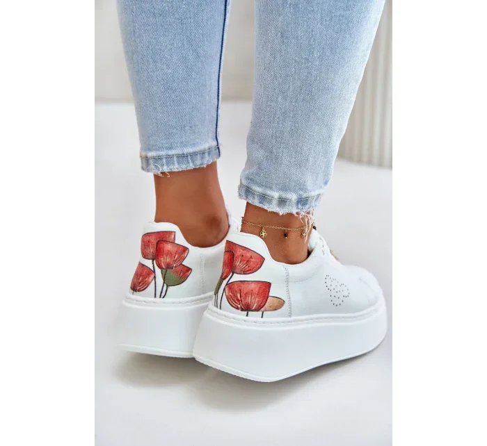 Kožené Dámské Tenisky Na Platformě S Broží A Ozdobným Květinou Bílé Kožené Dámské Tenisky Na Platformě S Broží A Ozdobným Květinou Bílé