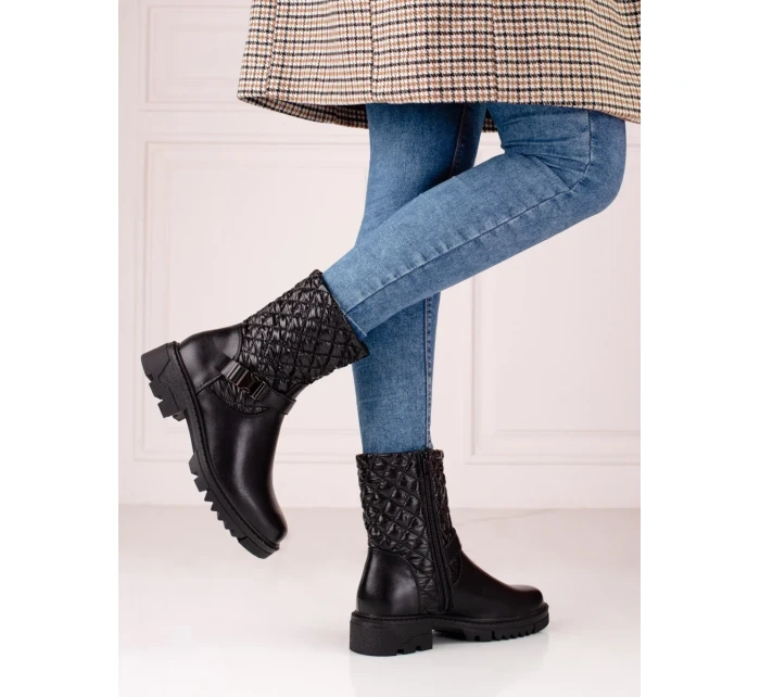 Moderní dámské kotníčkové boty černé na plochém podpatku Moderní dámské kotníčkové boty černé na plochém podpatku