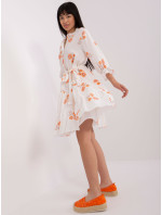 Bílé a oranžové vzorované šaty s volánkem