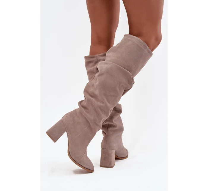 Dámské zateplené kozačky na podpatku Zazoo – béžové, pravý zamsz Dámské zateplené kozačky na podpatku Zazoo – béžové, pravý zamsz