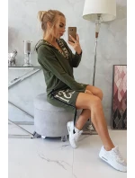 Šaty s kapucí a khaki potiskem Šaty s kapucí a khaki potiskem