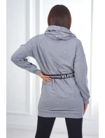 Šaty zdobené stuhou s nápisem šedá