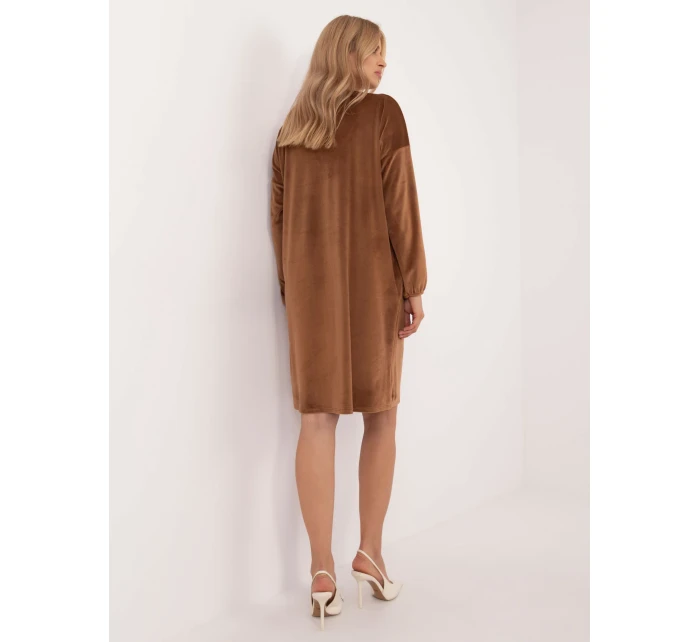 Šaty DHJ SK model 20546647 světle hnědé - FPrice Šaty DHJ SK model 20546647 světle hnědé - FPrice