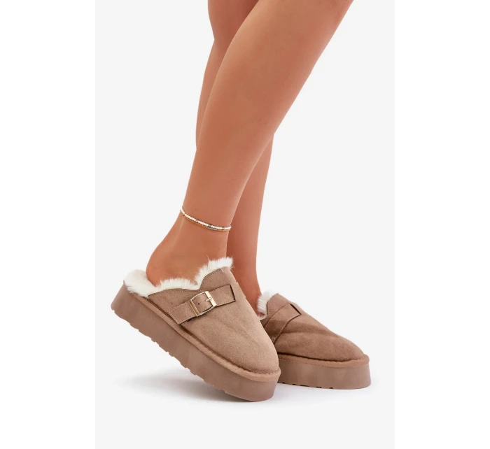 Dámské Pantofle Na Silné Podešvi S Kožešinou A Přezkou Tmavě Béžové Linneola Dámské Pantofle Na Silné Podešvi S Kožešinou A Přezkou Tmavě Béžové Linneola