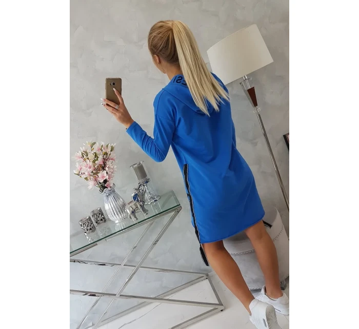 model 18745364 modré šaty s kapucí a potiskem - K-Fashion model 18745364 modré šaty s kapucí a potiskem - K-Fashion