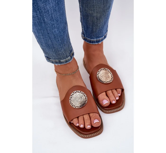 Eko kožené pantofle na plochém podpatku s ozdobou Camel model 21685602 - Boto