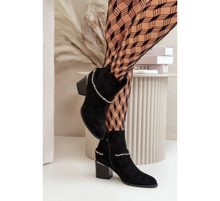 Zateplené dámské boty na podpatku s řetízkem eko semišové černé Hanalen Zateplené dámské boty na podpatku s řetízkem eko semišové černé Hanalen