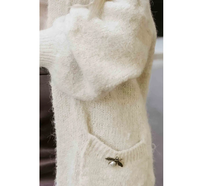 Módní oversize svetr s ozdobnou broží a kapsami béžový model 21322456 - numoco basic