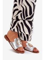 Ekokožené Ploché Sandály Pro Ženy S Dekorativním Detalem Stříbrné Frelie Ekokožené Ploché Sandály Pro Ženy S Dekorativním Detalem Stříbrné Frelie