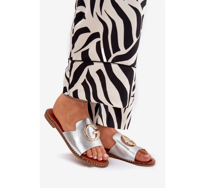 Ekokožené Ploché Sandály Pro Ženy S Dekorativním Detalem Stříbrné Frelie Ekokožené Ploché Sandály Pro Ženy S Dekorativním Detalem Stříbrné Frelie