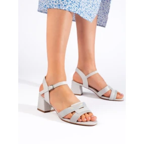 Praktické šedo-stříbrné dámské  sandály na širokém podpatku