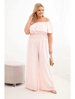 Dámský overal Plus Size s odhalenými model 22092412 s volánem a širokými nohavicemi pudrově růžová - K-Fashion