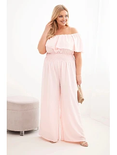 Dámský overal Plus Size s odhalenými model 22092412 s volánem a širokými nohavicemi pudrově růžová - K-Fashion