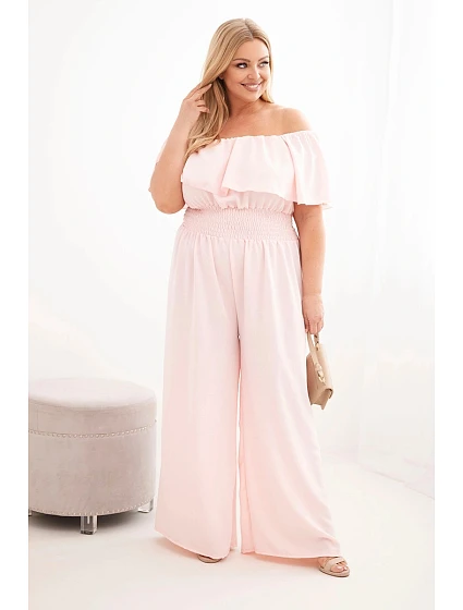 Dámský overal Plus Size s odhalenými model 22092412 s volánem a širokými nohavicemi pudrově růžová - K-Fashion