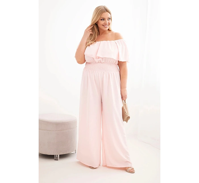 Dámský overal Plus Size s odhalenými model 22092412 s volánem a širokými nohavicemi pudrově růžová - K-Fashion
