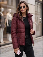 Kurtka damska pikowana z kapturem bordowa model 22341085 - FashionStreet Kurtka damska pikowana z kapturem bordowa model 22341085 - FashionStreet