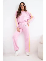 Dámská tepláková souprava Masełko s lampasy a volnou mikinou cukrově růžová Dámská tepláková souprava Masełko s lampasy a volnou mikinou cukrově růžová