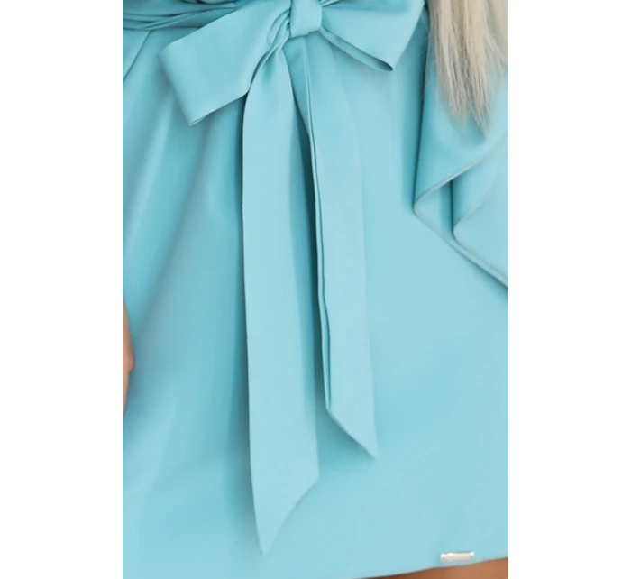 model 22015591 SOFIA Motýlí šaty se zavazováním v pase pastelově tyrkysové - numoco model 22015591 SOFIA Motýlí šaty se zavazováním v pase pastelově tyrkysové - numoco