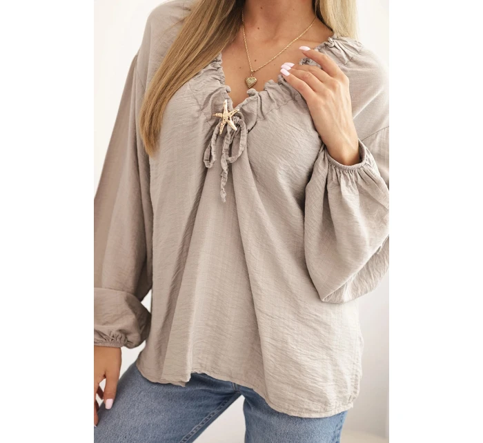 Dámská blůza s viskózou s nařaseným výstřihem a ozdobou fango