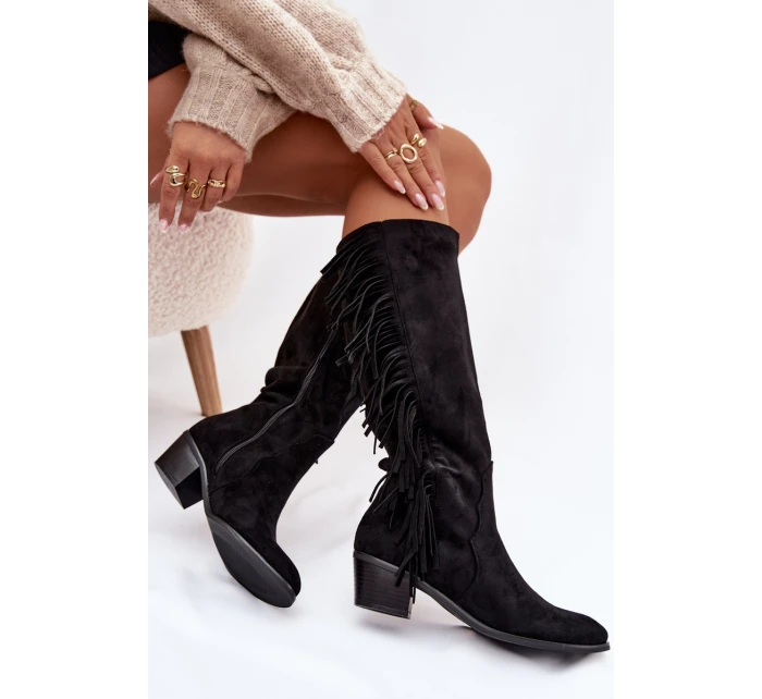 Dámské kozačky na podpatku s třásněmi zateplené černé model 21788097 - Boto Dámské kozačky na podpatku s třásněmi zateplené černé model 21788097 - Boto