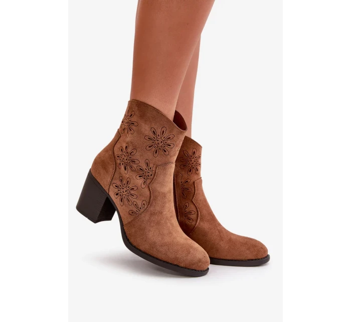 Kotníkové boty s ažurovým svrškem na podpatku, z eko semiše, hnědé Nevishiia Kotníkové boty s ažurovým svrškem na podpatku, z eko semiše, hnědé Nevishiia