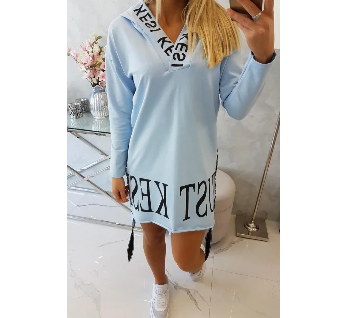 Šaty s kapucí a potiskem modré Šaty s kapucí a potiskem modré