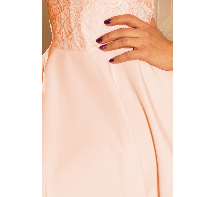 Dámské šaty v broskvové barvě s krajkou model 5998792 - numoco