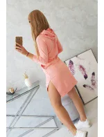 Šaty s delšími zády a barevným meruňkovým potiskem Šaty s delšími zády a barevným meruňkovým potiskem