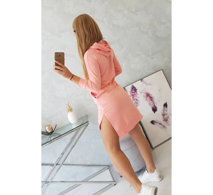 Šaty s delšími zády a barevným meruňkovým potiskem Šaty s delšími zády a barevným meruňkovým potiskem