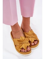 Kožené dámské sandály na klínovém podpatku s ozdobným květem Artiker 52C0504 žluté Kožené dámské sandály na klínovém podpatku s ozdobným květem Artiker 52C0504 žluté