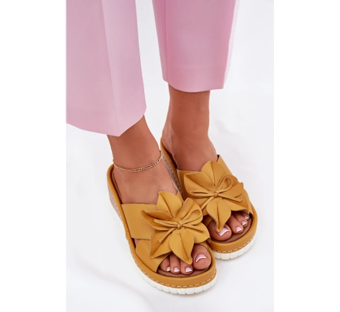 Kožené dámské sandály na klínovém podpatku s ozdobným květem Artiker 52C0504 žluté Kožené dámské sandály na klínovém podpatku s ozdobným květem Artiker 52C0504 žluté