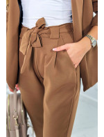 Elegantní sako s kalhotami zavázanými vpředu cappucino