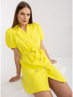 Žluté mini dvouřadé koktejlové šaty s páskem