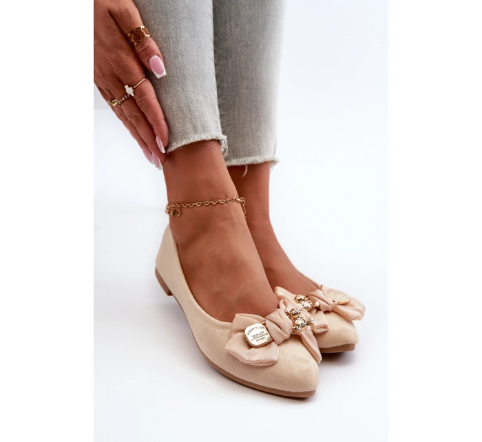 Dámské lodičky z ekologického semiše s mašlí a broží v jemně béžové barvě Satris