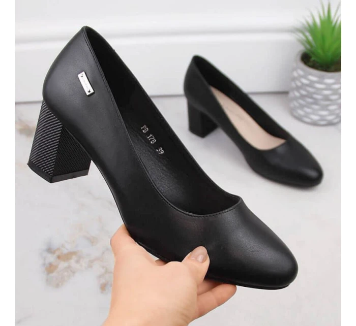 Černé lodičky Sergio Leone W SK314A s ozdobným sloupkem Černé lodičky Sergio Leone W SK314A s ozdobným sloupkem