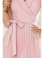 Dámské plisované šaty v pudrově růžové barvě s přeloženým obálkovým výstřihem model 17519738 - numoco