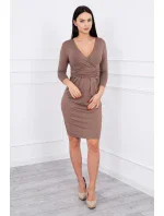 Přiléhavé šaty s výřezem pod prsy cappuccino