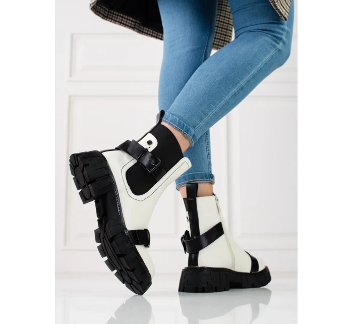 Zajímavé kotníčkové boty bílé dámské na plochém podpatku Zajímavé kotníčkové boty bílé dámské na plochém podpatku