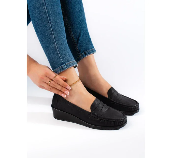 Moderní černé dámské  mokasíny na klínku