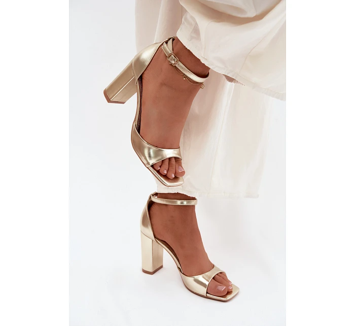 Dámské sandály na podpatku z umělé kůže zlaté model 22122813 - Boto