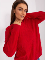 Klasický červený svetr se vzory