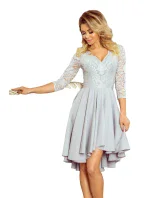 Šedé dámské šaty s krajkovým výstřihem a delším zadním dílem model 7194612 Šedé dámské šaty s krajkovým výstřihem a delším zadním dílem model 7194612