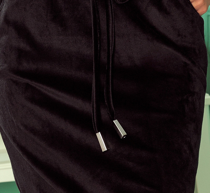 Černé velurové dámské sportovní šaty se zavazováním a kapsičkami 13-129